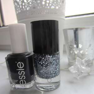 Essie Nagellack und Kombination Essie Nagellack mit dem dunkel blauen Lack habe ich hier mit "I'm Dynamite" von Catrice kombiniert. Mein nail of the day
