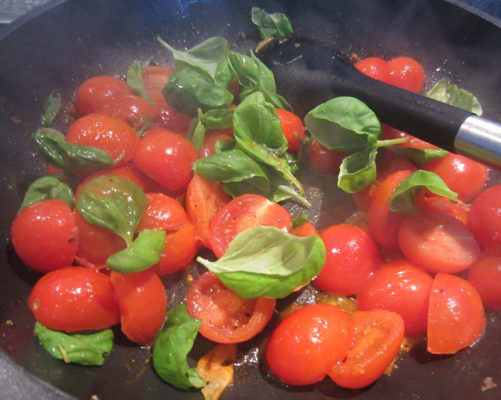 Basilikum und Tomaten